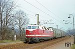 Die Eisenacher 118 kamen vor Personenzügen bis Gera. Hier fährt 118 172 (Bw Eisenach) auf dem Rückweg nach Gotha in den Haltepunkt Hopfgarten zwischen Weimar und Erfurt ein. (20.04.1984) <i>Foto: Thomas Fischer</i>