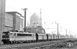 250 230 (Bw Dresden) mit einem Braunkohlen-Ganzzug am Jasmatzki-Tabakkontor in Dresden Mitte. (11.05.1985) <i>Foto: Thomas Fischer</i>