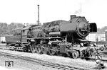 52 8011 wurde Anfang 1961 im Raw Stendal aus 52 1569 (Esslingen, Baujahr 1944) rekonstruiert. Ihre letzte Heimat war das Bw Zittau, wo sie auf den nächsten Einsatz wartet. Am 19.08.1988 wurde sie in Zittau ausgemustert. (01.08.1981) <i>Foto: Thomas Fischer</i>