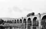 52 8123 (Bw Bautzen) auf dem 397 m langen Putzkauer Viadukt. Das 1878 fertiggestellte Viadukt ist das größte der 12 Brücken auf der Strecke Bautzen - Bischofswerda. Am 21.04.1945 wurde sie durch die Deutsche Wehrmacht gesprengt. Ab September 1945 war eine Hilfsbrücke eingebaut und Zugbetrieb wieder möglich. 1950 wurde das Viadukt wieder aufgebaut. Die UKW-Antenne auf dem Dach des Hauses im Vordergrund konnte im Osten der DDR kein Westfernsehen erreichen. (22.08.1987) <i>Foto: Thomas Fischer</i>