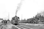 Am 20. September 1980 waren gleich drei Loks der BR 58.30 des Bw Glauchau zwischen Glauchau und Oelsnitz im Einsatz. Im Bahnhof Oelsnitz kam es zum Zusammentreffen: Ganz links steht 58 3017 beim Restaurieren in der kleinen Einsatzstelle, die auch heute noch existiert, in der Mitte 58 3006 kurz vor deren Rückfahrt nach St. Egidien als Lz und rechts 58 3049 beim Rangieren mit dem Nahgüterzug, den sie gerade von St. Egidien brachte. (20.09.1980) <i>Foto: Thomas Fischer</i>