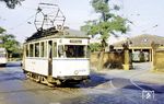 Pullmanntriebwagen 1459 der Leipziger Straßenbahn kurz vor seinem Einsatzende in der Wittenberger Straße. Wie alle zuletzt eingesetzten Pullmannwagen ist es ein Typ 22s mit Stahlwagenkasten, erkennbar am breiten Zierstreifen. (10.10.1987) <i>Foto: Andreas Höfig</i>