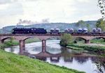 41 1130 (Bw Saalfeld/Saale) überquert mit einem Ucs-Ganzzug die Elster bei Bad Köstritz. (05.1986) <i>Foto: Joachim Schmidt</i>