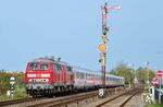 218 385 mit einer Schwesterlok fährt mit IC 2311 "Nordfriesland" nach Köln aus Niebüll. (25.10.2018) <i>Foto: Joachim Schmidt</i>