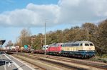 218 490 und 218 836 fahren mit einem 'Sylt-Shuttle' in Niebüll ein. (25.10.2018) <i>Foto: Joachim Schmidt</i>