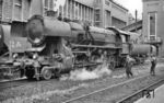 Unzweifelhaft eine Kriegslok der Baureihe 52 rangiert hier in Berrenrath. 1943 war sie zur Auslieferung an die Reichsbahn als 52 1820 vorgesehen. Henschel lieferte die Lok aber erst 1947 nch dem Krieg direkt an die Braunkohlen- und Brikettwerke Roddergrube AG in Brühl, die sie als Lok 30 einordnete. Ende 1957 wurde sie außer Dienst gestellt und um 1965 ausgemustert.  (16.08.1957) <i>Foto: Aad van Ooy</i>