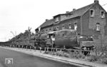 Lok 30 (BR 52) der Roddergrube mit einem Güterzug auf der Fahrt von Knappsack nach Hermülheim in Hürth-Hermülheim. Die Rheinische Braunkohlenwerke AG übernahm die Lok 1960 noch als Nr. 338, setzte sie aber nicht mehr ein. (05.06.1957) <i>Foto: Aad van Ooy</i>