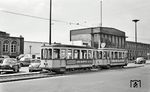 Beiwagen 85 und 86 vor dem Paderborner Hauptbahnhof. Als Ersatz für das im März 1945 zerstörte Empfangsgebäude war Anfang der 1950er Jahre ein schlichter, heute ebenfalls nicht mehr existierender Neubau entstanden. (12.07.1960) <i>Foto: Aad van Ooy</i>