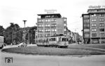 Tw 27 mit Bw 85 auf der Linie 1 zum Hauptbahnhof am Westertor. Die Paderborner Elektrizitätswerke und Straßenbahn AG (PESAG) wurde am 9. Januar 1909 unter Beteiligung der Stadt Paderborn mit einem Aktienkapital von 1.200.000 Mark gegründet und ging Mitte 2003 im Rahmen einer Fusion in der E.ON Westfalen Weser auf.  (12.07.1960) <i>Foto: Aad van Ooy</i>