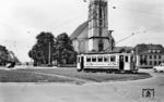 Tw 27 am Westerntor auf dem Weg zum Hauptbahnhof. Als Ersatz für den im Krieg zerstörten, ursprünglich 65 m hohen Turm der neugotischen Herz-Jesu-Kirche wurde 1957 ein Provisorium vollendet. Erst in den Jahren 1979-81 baute man den neugotischen Kirchturm originalgetreu wieder auf. (12.07.1960) <i>Foto: Aad van Ooy</i>