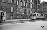 Der 1926 in Düsseldorf gebaute Tw 29 mit einem Turmwagen vor dem DB-Betriebsamt am Paderborner Hauptbahnhof. (12.07.1960) <i>Foto: Aad van Ooy</i>