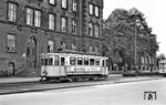 Tw 31 (Weyer/AEG 1926) vor dem DB-Betriebsamt in Paderborn. Typisch für die PESAG waren die Trichterkupplung und die Stromabnehmerstange.  (12.07.1960) <i>Foto: Aad van Ooy</i>