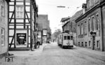 Die Mühlenenge in Schloß Neuhaus war neben der Eisenbahnkreuzung vor Sennelager ein neuralgischer Punkt der Linie 1. In dem Nadelöhr der Schloßstraße kam es immer wieder zu brenzligen Situationen zwischen Straßenbahn (hier Tw 31 mit Bw 87) und dem damals schon starken Durchgangsverkehr. (12.07.1960) <i>Foto: Aad van Ooy</i>