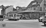 Bereits 1951 fasste die PESAG den Entschluss, sich nach und nach vollkommen aus der Fläche zurückzuziehen. Der Wagenpark und die Bahnanlagen waren veraltet und hätten einer Erneuerung bedürft. Eine derartige Investition scheute die PESAG aber – vor allen Dingen, weil der Individualverkehr besonders auf dem Land der Bahn immer mehr Fahrgäste wegnahm. Sodann wurde die Bahn, die größtenteils neben den Bundesstraßen verlief, immer mehr zu einem Verkehrshindernis für den steigenden Autoverkehr. Es kam zu etlichen Unfällen. Die "Autolobby" verlangte, die Schienen weiter von der Straße entfernt zu verlegen – enorme Kosten, die die PESAG nicht bereit war zu tragen. Die letzte noch verbliebene Strecke war die Linie von Paderborn Hauptbahnhof nach Sennelager, deren Stilllegung bis zum 27. September 1963 folgte. Auf dem Weg zum Hauptbahnhof rumpelt Tw 36 durch die Paderborner Bahnhofsstraße. (12.07.1960) <i>Foto: Aad van Ooy</i>