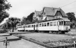 Triebwagen 21 und 23 aus der Lieferserie von 1914 (v.d.Zypen/Uerdingen/SSW) mit dem Beiwagen 51 am Düsseldorfer Hof in der Rheinallee von Königswinter. (06.07.1957) <i>Foto: Aad van Ooy</i>