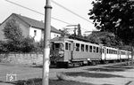 Tw 15 mit den Beiwagen 58 und 63 sowie Tw 17 am Zugschluss fährt durch die Rheinallee in Königswinter. Die Siebengebirgsbahn ist heute noch Teil des Bonner Stadt- und Straßenbahnnetzes und führt von Beuel aus parallel zum Rhein am Fuße des Ennerts und des Siebengebirges entlang über Königswinter nach Bad Honnef. (06.07.1957) <i>Foto: Aad van Ooy</i>