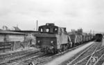 Lok 1 rangiert im Bahnhof Kassel-Bettenhausen. Die Söhrebahn ist nach einem großen Waldgebiet südlich von Kassel benannt und existierte von 1912 bis 1966 auf einem 10 km langen Streckenast zwischen Kassel-Bettenhausen und Wellerode. Hauptaktionär war mit 60 % des Kapitals jahrzehntelang die Hessische Braunkohlen- und Ziegelwerke-GmbH.  (15.07.1960) <i>Foto: Aad van Ooy</i>