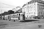 Die Geschichte der Straßenbahn in Hannover begann am 16. September 1872 mit der Eröffnung der ersten Pferdebahnlinie zwischen Steintor und Döhrener Turm. Zwischen 1893 und 1903 wurde das Netz elektrifiziert und bis weit in das Umland ausgebaut. 1901 hatte das Streckennetz eine Länge von 163 Kilometern erreicht. Da die Straßenbahn Hannover AG eigenen Strom produzierte und an Gemeinden des Landkreises Hannover lieferte, firmierte die Gesellschaft ab 1921 als Überlandwerke und Straßenbahnen Hannover AG. Das Akronym dieser Bezeichnung ist auch heute Bestandteil der aktuellen Firma ÜSTRA Hannoversche Verkehrsbetriebe AG. Hier fährt Tw 708 mit Bw 1054 auf der Linie 11 nach Hildesheim über den Agidientorplatz in Hannover Mitte. (13.09.1953) <i>Foto: Aad van Ooy</i>