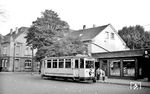 Kurz vor Stilllegung der Herner Straßenbahn wartet der Tw 22 auf der Linie 1 nach Sodingen am Bahnhof Herne auf Fahrgäste. Am 30. September 1959 wurde die Straßenbahn eingestellt. Seitdem ist der Straßenbahnbetrieb Herne-Castrop-Rauxel (HCR) ein reiner Omnibusbetrieb.  (23.09.1959) <i>Foto: Aad van Ooy</i>