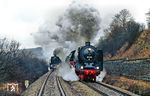 01 118 und 01 137 mit der parallel fahrenden 62 015 kurz vor der Streckentrennung der Gleise nach Rentwertshausen (links) und Grimmenthal bei Untermaßfeld. (20.11.1990) <i>Foto: Joachim Bügel</i>