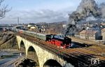 Nach ihrem Verkauf in den Westen im November 1981 kehrte 01 118 neun Jahre später in ihre alte Thüringer Heimat vor einem Sonderzug von Frankfurt/M (Gerstungen -) nach Meiningen zurück. Hier verlässt sie den Bahnhof Gotha. (21.11.1990) <i>Foto: Joachim Bügel</i>