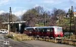 Auf der Bahnstrecke Gotha–Gräfenroda fährt 172 762 (Bw Eisenach) als P 16019 in Frankenhain ein. Das vor dem Bü wartende russische Militärfahrzeug war wohl zum nahen Truppenübungsplatz in Ohrdruf unterwegs. (21.11.1990) <i>Foto: Joachim Bügel</i>