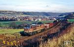 Beim Warten auf den Sonderzug mit 01 118 erschien zuvor 131 064 (Bw Arnstadt) mit einem Güterzug nach Grimmenthal bei Gräfenroda. Da sich plötzlich die Sonne hier verzog, wurde anschließend nach Gehlberg gewechselt. (21.11.1990) <i>Foto: Joachim Bügel</i>