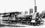 Die C IV war eine Güterzuglok, die zwischen 1884 und 1897 an die Königlich Bayerische Staatsbahn geliefert wurde. Die Fahrzeuge, welche erstmals den bis dahin für bayerische Lokomotiven typischen Außenrahmen nicht mehr besaßen, waren den steigenden Anforderungen aber schon bald nicht mehr gewachsen. Trotzdem wurden von der Deutschen Reichsbahn noch zahlreiche Exemplare übernommen und als Baureihe 53.80-81 mit den Betriebsnummern 53 8011–8064 und 53 8081–8168 eingereiht (Quelle: Wikipedia). (1919) <i>Foto: Rudolf Kallmünzer</i>
