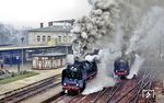 Im ersten Jahr nach der Wende hatte sich die Deutsche Reichsbahn noch nicht verändert und bot daher eine Kulisse, wie zur Zeit, als die Baureihe 62 tatsächlich in Meiningen heimisch war. Loks der Baureihe 01 hingegen waren seit ihrer Ablieferung im Ausbesserungswerk Meiningen ständige Gäste. Anlässlich von Überführungen in die Heimat kam es durchaus auch zu Doppelbespannungen, die hier filmisch nachgestellt wurden. 62 015 sowie 01 118 mit 01 137 starten im Bahnhof Meiningen zu einer Doppelausfahrt.  (22.11.1990) <i>Foto: Joachim Bügel</i>