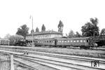 50 1352 (Bw Nürnberg Hbf) fährt mit einem Güterzug durch den Bahnhof Röthenbach (Pegnitz). Rechts stehen die Wagen des Modelleisenbahnclubs Wuppertal, der 1950 von Carl Bellingrodt gegründet worden war.  (03.07.1955) <i>Foto: Carl Bellingrodt</i>