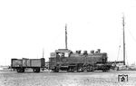 64 273 vom Bw Stralsund vor dem O-Wagen "Nürnberg 8798" im Ostseehafen von Barth. (1934) <i>Foto: DLA Darmstadt (Bellingrodt)</i>