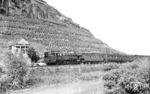 65 009 vom Bw Düsseldorf Abstellbf mit einem Sonderzug im Ahrtal bei Heimerzheim. (1951) <i>Foto: Carl Bellingrodt</i>