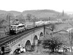 E 10 1312 mit dem Eröffnungszug des elektrischen Zugbetriebs auf der Ruhr-Sieg-Strecke bei Lenhausen. (14.05.1965) <i>Foto: Carl Bellingrodt</i>