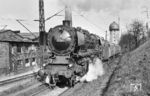 01 081 (Bw Trier) fährt mit dem Leerreisezug des P 3540 nach Jünkerath aus dem Abstellbahnhof Köln-Deutzerfeld.  (02.04.1968) <i>Foto: Jürgen Munzar</i>