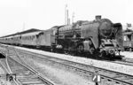 Die Erfurter 01 175 vor dem D 199 (Frankfurt/M - Leipzig) im Bahnhof Bebra. 1963 wurde die Lok in 01 512 umgebaut. (1960) <i>Foto: Robin Fell</i>