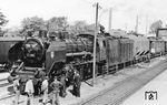 Nach einer L4-Ausbesserung im Raw Stendal wurde die Kohlenstaublok 17 1119 am 14.04.1954 dem Bw Cottbus zugeteilt. Das Bild zeigt sie vor einem Versuchszug im Bahnhof Saßnitz. Zufriedendstellend kann der Einsatz der Lok nicht gewesen sein. Während der dreieinhalb Jahre in Cottbus war die Lok 458 Tage im Raw und 137 Tage abgestellt. Selbst der Maschinenkontrolleur der Rbd Halle (S) betrachtete die Lok als "technische Spielerei" und forderte den Rückbau. Nach nur 145.000 km seit der letzten HU war sie seit März 1958 abgestellt. Eine Wiederherstellung wurde wegen zu hohen Material- und Kostenaufwands abgelehnt. Dem Ausmusterungsantrag der Rbd Cottbus vom 24.11.1960 folgte die HvM und musterte die Lok am 24.03.1961 aus. (13.04.1954) <i>Foto: ZBDR</i>