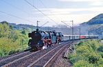 Ende April 1990 fuhren zwei Sonderzüge über die Vogelsbergbahn von Fulda nach Gießen. Den ersten Teil der Etappe bewältigten die Züge aus Nürnberg über die Nord-Süd-Strecke. Sonderzug 1 (Dz 19142) ist mit 01 150 und 23 105 bei Vollmerz unterwegs. (29.04.1990) <i>Foto: Joachim Bügel</i>