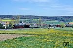 In Großenlüder überholte Sonderzug 2 mit 01 1066 den Sonderzug 1 mit 01 150 und 23 105. In Eichenau erschien daher 01 1066 zuerst. (29.04.1990) <i>Foto: Joachim Bügel</i>