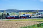 01 150 und 23 105 mit Dz 19142 auf der Vogelsbergbahn in Eichenau. (29.04.1990) <i>Foto: Joachim Bügel</i>