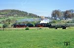 01 150 und 23 105 mit Sonderzug Dz 19142 unterhalb der Burgruine Wartenberg vor Angersbach. Hier verlief früher die Landesgrenze zwischen Hessen und Preußen. (29.04.1990) <i>Foto: Joachim Bügel</i>