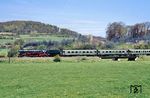 Vorbei an der Burgruine Wartenberg strebt 01 1066 im Lautertal auf Angersbach zu. (29.04.1990) <i>Foto: Joachim Bügel</i>