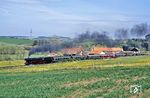 01 1066 hat soeben Lauterbach (Hess) hinter sich gelassen und strebt Alsfeld (Oberhess) entgegen. (29.04.1990) <i>Foto: Joachim Bügel</i>