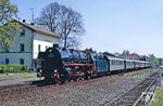 Durch den durchgeschalteten Bahnhof Renzendorf rollt 01 1066 mit Sonderzug Dz 19144 Richtung Alsfeld (Oberhess). Der Bahnhof wurde 2011 zum Haltepunkt degradiert, das Bahnhofsgebäude abgerissen. (29.04.1990) <i>Foto: Joachim Bügel</i>