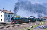 01 1066 + 01 150 + 23 105 mit Sonderzug Dz 19146 im Bahnhof Zell-Romrod. Das gesamte Bahnhofsensemble einschließlich Empfangsgebäude ist heute verschwunden. (29.04.1990) <i>Foto: Joachim Bügel</i>