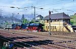 01 150 und 23 105 mit Sonderzug Dz 19143 in Gießen-Bergwald. Das E 43-Stellwerk "Gvf" aus dem Jahr 1951 existiert heute (2024) noch. (29.04.1990) <i>Foto: Joachim Bügel</i>