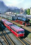 In der Bahnhofsausfahrt von Gießen trifft 01 1066 mit Sonderzug Dz 19145 auf den im Bw abgestellten 798 629. (29.04.1990) <i>Foto: Joachim Bügel</i>