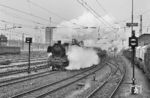 39 185 (Bw Stuttgart) verlässt mit P 2733 nach Schwäbisch Hall-Hessental den Stuttgarter Hauptbahnhof. (11.1962) <i>Foto: Wolfgang Jahn</i>