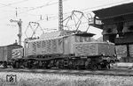 E 94 046 vom Bw Kornwestheim mit einem Güterzug am Bw Ulm. Die Lok (AEG, Baujahr 1941) war am 04.05.1946 von Weißenfels aus mit E 94 040, 052, 054, 056 und 106 in die UdSSR abtransportiert worden. Am 20.08.1952 kam sie in die DDR zurück. Die DR tauschte sie am 03.01.1954 gegen Teile für elektrischen Fahrbetrieb mit der DB. Das AW Freimann benötigte dann noch 8 Monate, bis die Lok wieder einsatzbereit war. (23.07.1963) <i>Foto: Wolfgang Jahn</i>