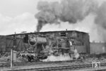 50 3133 verlässt das Bw Ludwigshafen (Rhein). Die Anlagen haben ihre besten Zeiten auch schon hinter sich. Dies hing mit dem ab 1962 erfolgten Umbau des Ludwigshafener Hauptbahnhofs zusammen, der 1969 in Betrieb genommen wurde. In dieser Zeit wurde auch das Bw faktisch neu errichtet. (02.09.1963) <i>Foto: Wolfgang Jahn</i>