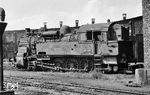 94 1114 kalt abgestellt im Bw Ludwigshafen (Rhein). Die 1921 von der BMAG gebaute Lok blieb bis 1967 im Einsatz, zuletzt im Bw Radolfzell. (02.09.1963) <i>Foto: Wolfgang Jahn</i>